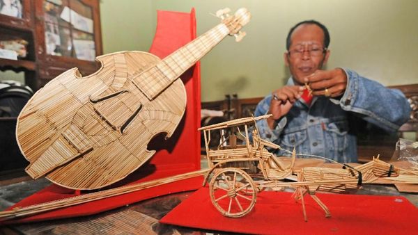 Mendulang Rezeki Lewat Bisnis Kerajinan dari Tusuk Gigi