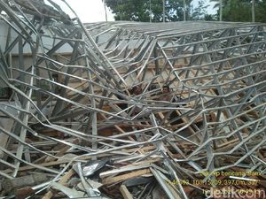 Atap Perpustakaan SMK Bina Bangsa di Tasik Ambruk Diterjang Hujan Angin