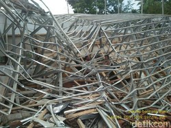 Atap Perpustakaan SMK Bina Bangsa di Tasik Ambruk Diterjang Hujan Angin