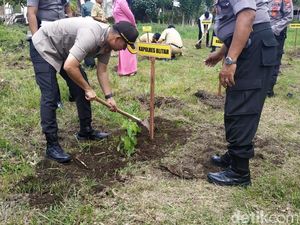 Ribuan Bibit Pohon Ditanam 16 Polsek Blitar Antisipasi Bencana Alam