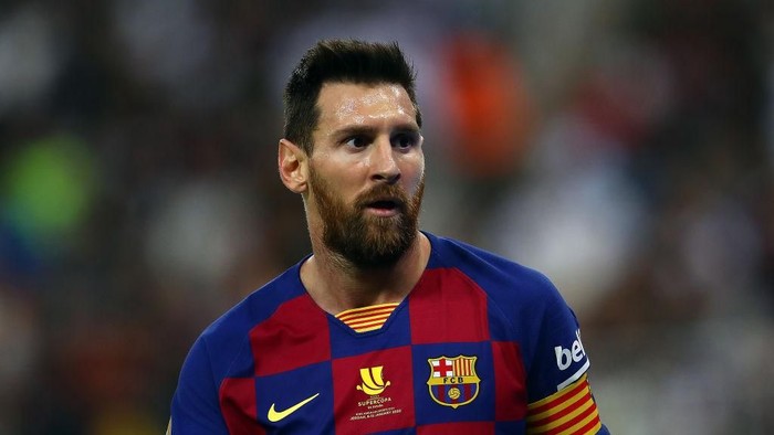 JEDDAH, SAUDI ARABIA - JANUARY 09:  Lionel Messi of Barcelona looks on during the Supercopa de Espana Semi-Final match between FC Barcelona and Club Atletico de Madrid at King Abdullah Sports City on January 09, 2020 in Jeddah, Saudi Arabia. (Photo by Francois Nel/Getty Images)
