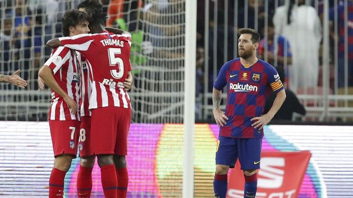 Lionel Messi masih percaya Ernesto Valverde usai kekalahan Barcelona dari Atletico Madrid. (Foto: Hassan Ammar / AP Photo)