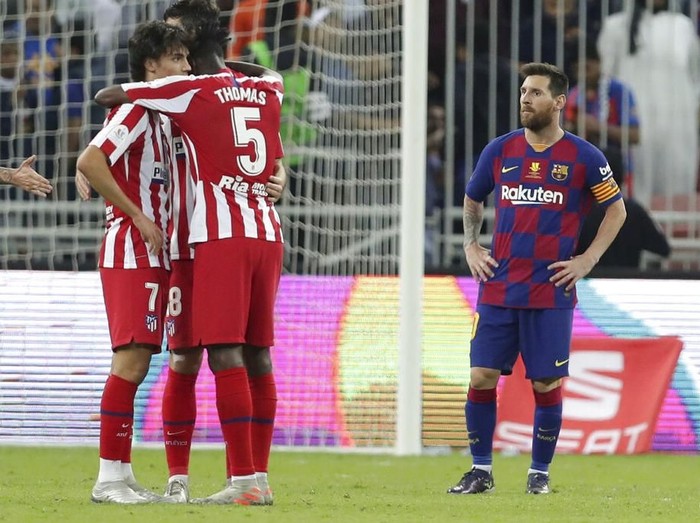 Barcelonas Lionel Messi, right, stands in dejection end of the Spanish Super Cup semifinal soccer match between Barcelona and Atletico Madrid at King Abdullah stadium in Jiddah, Saudi Arabia, Thursday, Jan. 9, 2020. (AP Photo/Hassan Ammar)