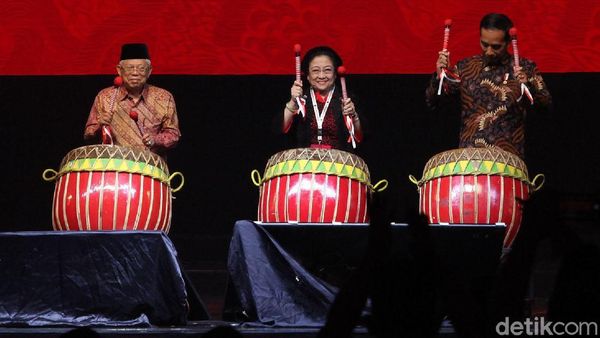 Momen Megawati Diapit Jokowi dan Maruf Buka Rakernas PDIP