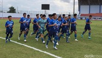 Para pemain Persib Bandung melakukan pemanasan di Stadion Arcamanik, Kota Bandung, Jumat (10/1/2020).