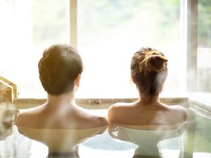 Tradisi Mandi Bareng Lawan Jenis di Jepang yang Hampir Punah Tradisi Mandi Bareng Lawan Jenis di Jepang yang Hampir Punah
