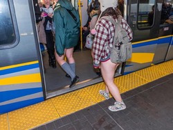 Pekan Ini Ada Acara Naik Kereta Tak Pakai Celana