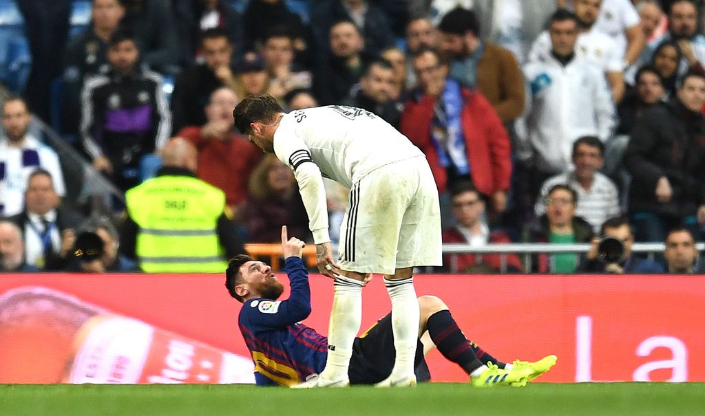 MADRID, SPAIN - MARCH 02:  Lionel Messi of Barcelona and Sergio Ramos of Real Madrid argue during the La Liga match between Real Madrid CF and FC Barcelona at Estadio Santiago Bernabeu on March 02, 2019 in Madrid, Spain. (Photo by David Ramos/Getty Images)