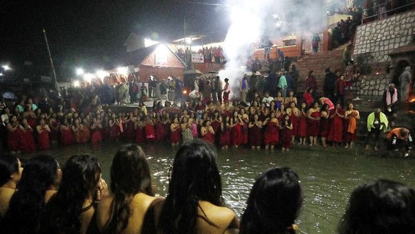 Wanita di Nepal Ramai-ramai Mandi Bareng di Sungai Salinadi