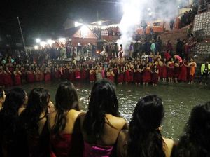 Wanita di Nepal Ramai-ramai Mandi Bareng di Sungai Salinadi