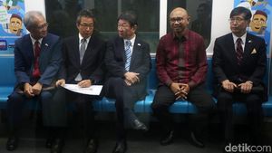 Asyiknya Menlu Jepang Menjajal MRT Jakarta