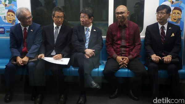 Asyiknya Menlu Jepang Menjajal MRT Jakarta
