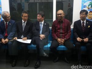 Asyiknya Menlu Jepang Menjajal MRT Jakarta Asyiknya Menlu Jepang Menjajal MRT Jakarta