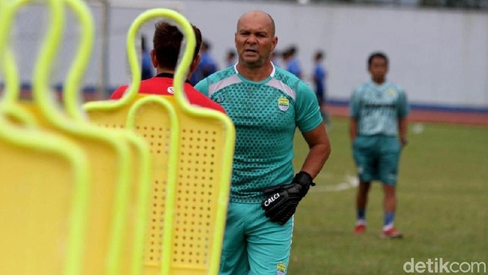 Persib Bandung menggelar latihan perdana di Stadion Arcamanik, Bandung. Ada dua wajah baru dalam  latihan skuad asuhan Robert Rene Alberts tersebut.