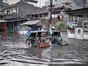 Aksi Becak di Banjir Jakarta Aksi Becak di Banjir Jakarta