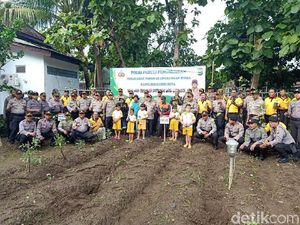 Saat Anak TK di Kota Kediri Diajak Tanam Pohon untuk Penghijauan Saat Anak TK di Kota Kediri Diajak Tanam Pohon untuk Penghijauan