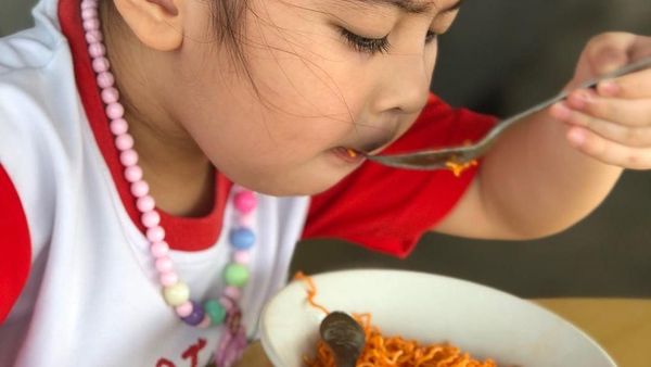 Gemas! Youtuber Cilik Bertubuh Gempal Ini Punya Banyak Momen Makan
