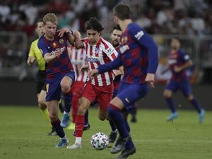 Gaya Santuy Joao Felix Dikeroyok Alba, Messi, dan Suarez