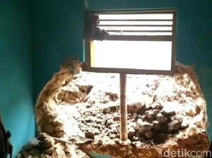 Longsor Terjang Empat Kecamatan di Tasik, Akses Jalan Desa Terputus