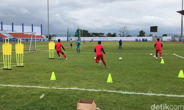 Persib Bandung menggelar latihan perdana di Stadion Arcamanik, Bandung. Ada dua wajah baru dalam  latihan skuad asuhan Robert Rene Alberts tersebut.