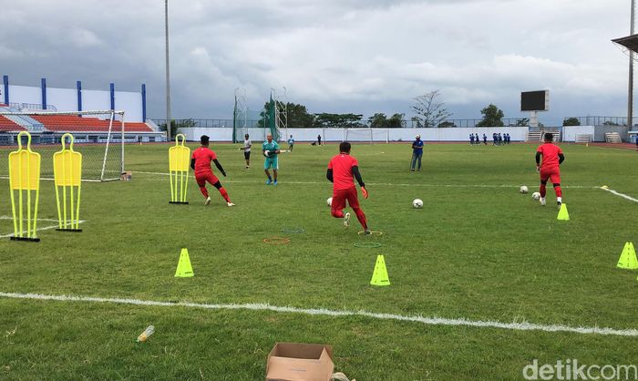 Latihan Perdana Persib Bandung Persib Bandung menggelar latihan perdana di Stadion Arcamanik, Bandung. Ada dua wajah baru dalam latihan skuad asuhan Robert Rene Alberts tersebut.