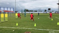 Sejumlah pemain pilar tampak belum bergabung dalam latihan kali ini. Pemain yang absen diberikan waktu libur lebih panjang. Terlebih, mereka juga tak akan diboyong ke Malaysia dalam turnamen pra musim Asia Challenge Cup 2020. Musim ini, Persib bergerak lambat dalam rekrutmen pemain. Baru Passos dan Victor Igbonefo yang resmi diperkenalkan ke publik. Meski begitu, sejumlah pemain dikabarkan selangkah lagi berjersey Persib seperti Guy Junior dan Saddil Ramdani.