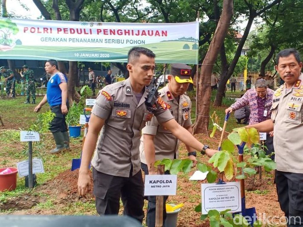 Antisipasi Banjir, Kapolda Metro Tanam Seribu Pohon di Jakut Antisipasi Banjir, Kapolda Metro Tanam Seribu Pohon di Jakut