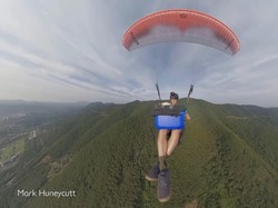 Keren! Pria Ini Makan Sereal Sambil Naik Paralayang