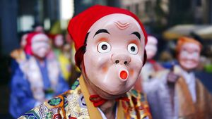 Unik! Seniman Jepang Pamerkan Topeng Tradisional di Festival Konpira