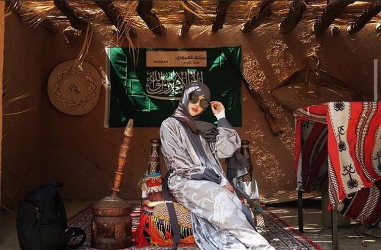 Ini gaya Siwi Sidi saat mengenakan hijab ketika berada di Arab Saudi. Tampil dengan kacamata, penampilannya pun terlihat mencuri atensi. Foto: Instagram @w_hadinata