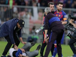 Fan Nyusup di Laga Barcelona Vs Atletico, Lalu Peluk Messi