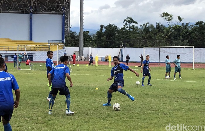 Persib Bandung menggelar latihan perdana di Stadion Arcamanik, Bandung. Ada dua wajah baru dalam  latihan skuad asuhan Robert Rene Alberts tersebut.