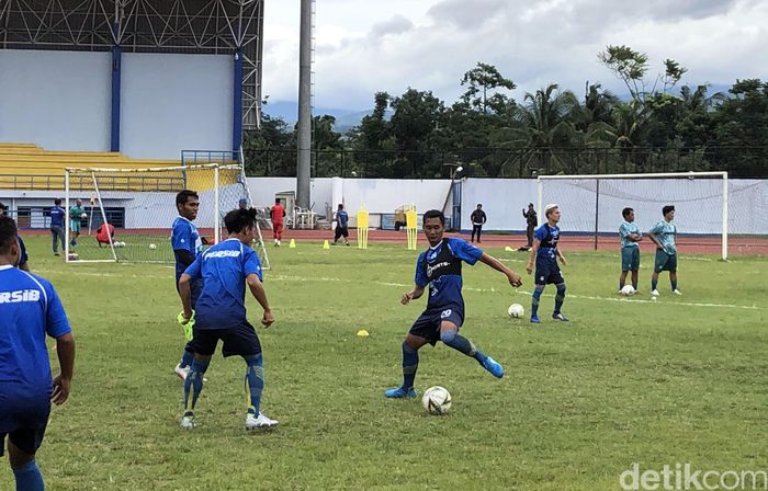 Latihan Perdana Persib Bandung Persib Bandung menggelar latihan perdana di Stadion Arcamanik, Bandung. Ada dua wajah baru dalam latihan skuad asuhan Robert Rene Alberts tersebut.