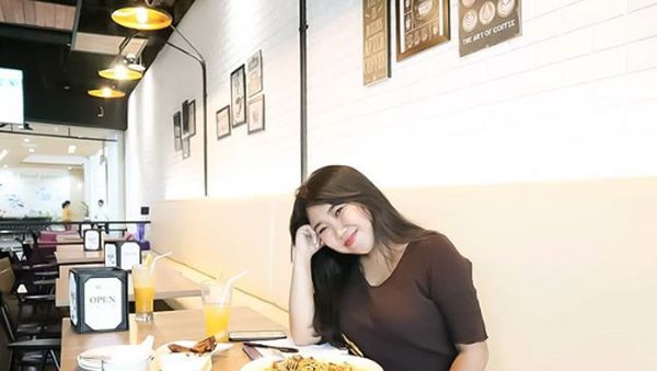 Komika Kiky Saputri Langganan Dicium Cowok Ganteng Ternyata Doyan Nongkrong di Kafe