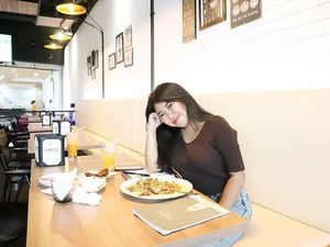 Komika Kiky Saputri Langganan Dicium Cowok Ganteng Ternyata Doyan Nongkrong di Kafe