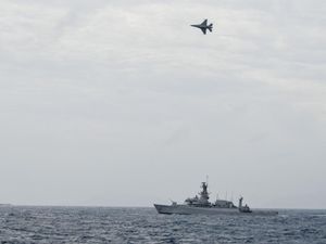 KRI Usman Harun dan F16 Hilir Mudik di Laut Natuna KRI Usman Harun dan F16 Hilir Mudik di Laut Natuna