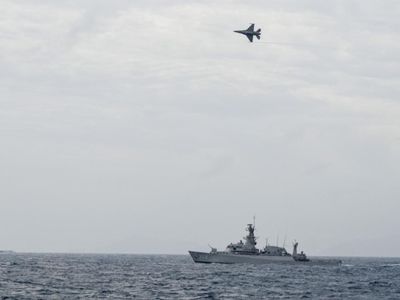 KRI Usman Harun dan F16 Hilir Mudik di Laut Natuna