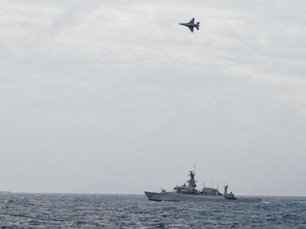 KRI Usman Harun dan F16 Hilir Mudik di Laut Natuna