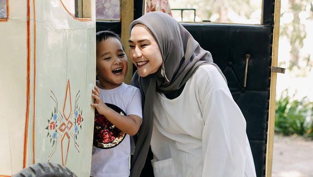 Zaskia Adya Mecca dan putranya, Aba