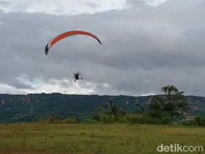 Bantuan ke Korban Longsor Sukajaya Dikirim Pakai Paramotor