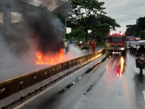 Mobil Terbakar di Jalur TransJakarta Depan RS UKI Jaktim