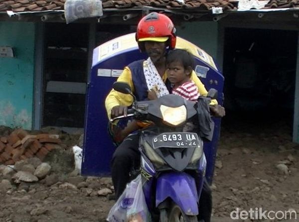 Kisah Penjual Roti yang Berkeliling Sambil Gendong Anak