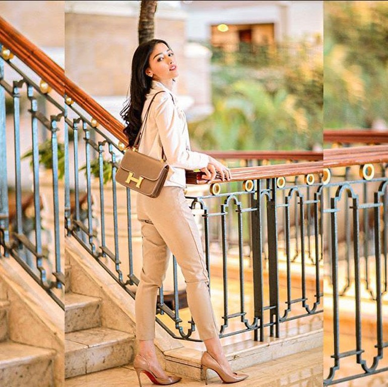 Ini gaya mewah Siwi Sidi saat tampil dengan tas Hermes Rouge Casaque Constance Bag Rp 233 juta. Foto: Instagram @w_hadinata