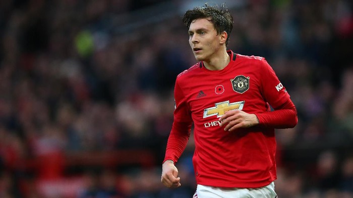 MANCHESTER, ENGLAND - NOVEMBER 10:  Victor Lindelof of Manchester United looks on during the Premier League match between Manchester United and Brighton & Hove Albion at Old Trafford on November 10, 2019 in Manchester, United Kingdom. (Photo by Alex Livesey/Getty Images)