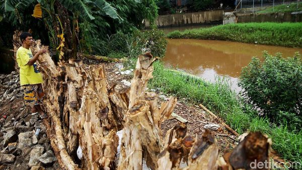 Tanggul Sementara di Kali Pesanggrahan Selesai Diperbaiki