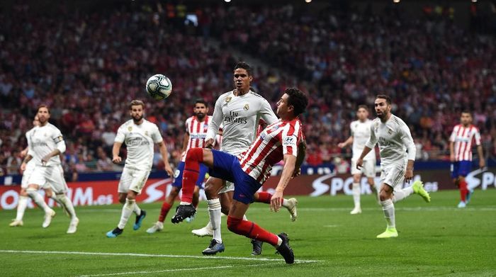 Atletico Madrid vs Real Madrid MADRID, SPAIN - SEPTEMBER 28: Jose Gimenez of Atletico Madrid battles for the ball with Raphael Varane of Real Madrid during the Liga match between Club Atletico de Madrid and Real Madrid CF at Wanda Metropolitano on September 28, 2019 in Madrid, Spain. (Photo by Denis Doyle/Getty Images)