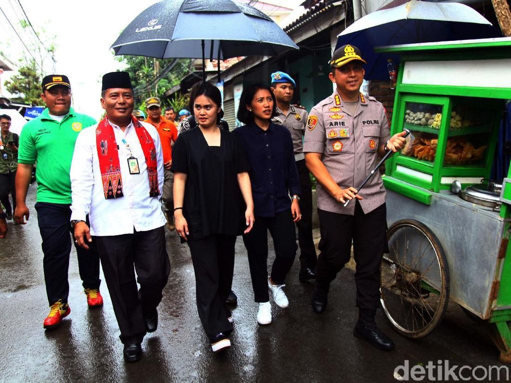 Dua Anggota DPR Termuda Tinjau Lokasi Terdampak Banjir Dua Anggota DPR Termuda Tinjau Lokasi Terdampak Banjir