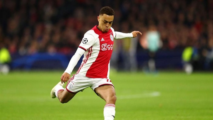 Sergino Dest - Ajax AMSTERDAM, NETHERLANDS - DECEMBER 10: Sergino Dest of Ajax in action during the UEFA Champions League group H match between AFC Ajax and Valencia CF at Amsterdam Arena on December 10, 2019 in Amsterdam, Netherlands. (Photo by Dean Mouhtaropoulos/Getty Images)
