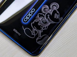 Oppo Hadirkan Reno2 Berukir Mickey Mouse
