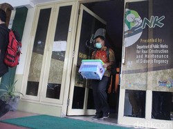 KPK Geledah Kantor Dinas PU Sidoarjo Terkait OTT Bupati Sidoarjo